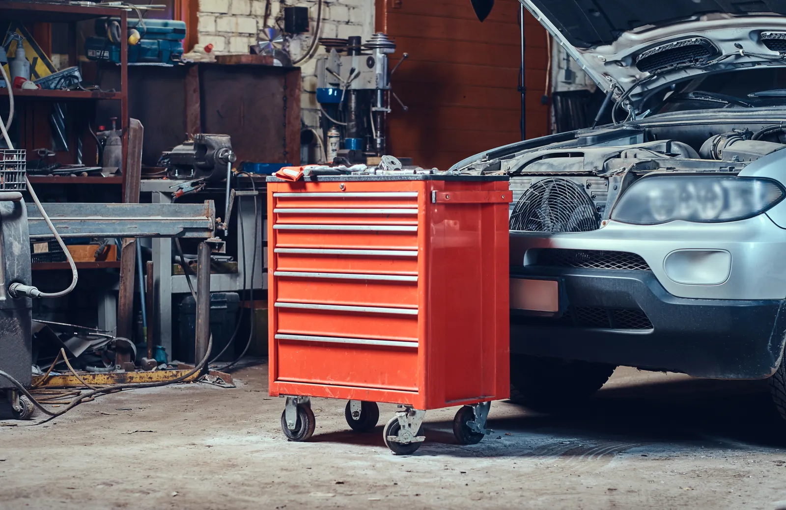 L’atelier du Garage Zanis, à une dizaine de minutes de Aix-les-Bains