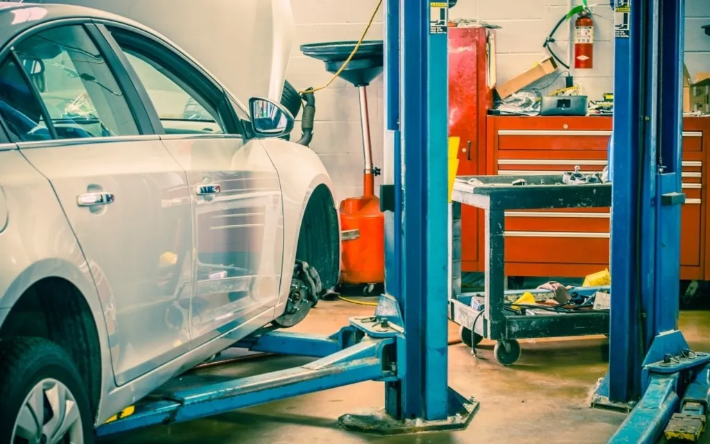 Véhicule sur pont élévateur dans l’atelier du Garage Zanis